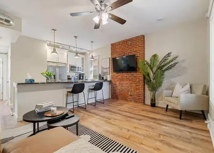 Modern W/ Netflix Near Downtown & Upmc Apartment
