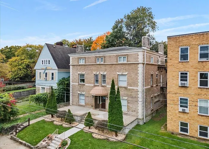 Modern W/ Netflix Near Downtown & Upmc