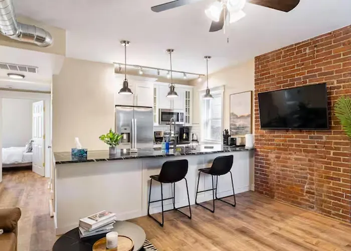 Modern W/ Netflix Near Downtown & Upmc Apartment
