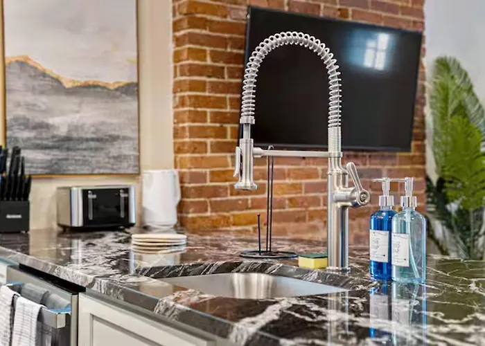 Modern W/ Netflix Near Downtown & Upmc Apartment