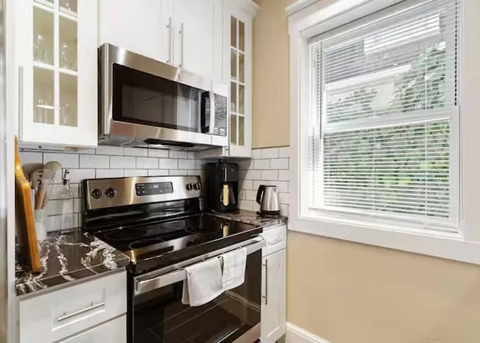 Modern W/ Netflix Near Downtown & Upmc