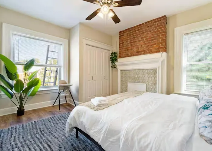 Modern W/ Netflix Near Downtown & Upmc Apartment *