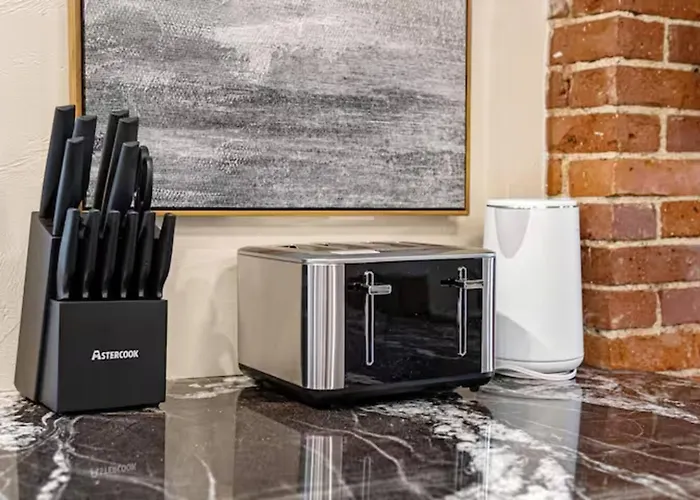 Modern W/ Netflix Near Downtown & Upmc
