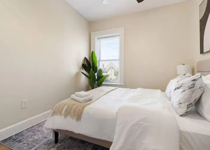 Modern W/ Netflix Near Downtown & Upmc *
