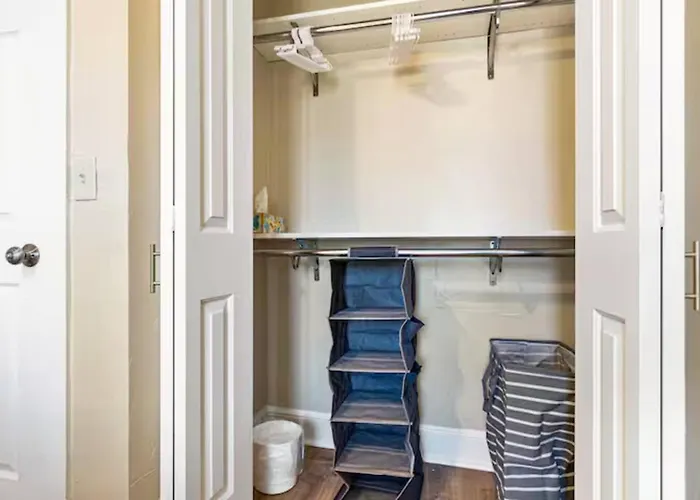 Modern W/ Netflix Near Downtown & Upmc Apartment